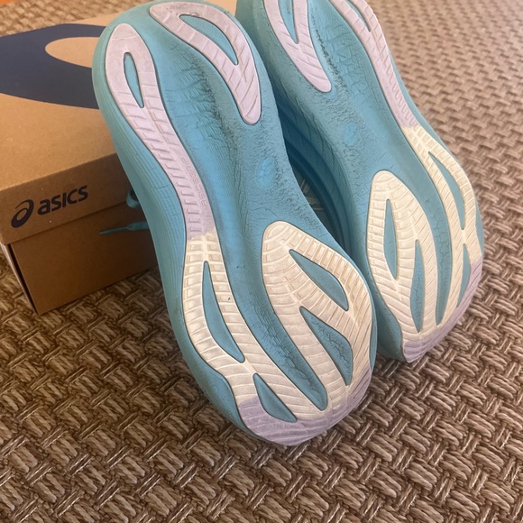 Asics Women's Gel Nimbus 27 Running Shoes - Picture 13 of 15